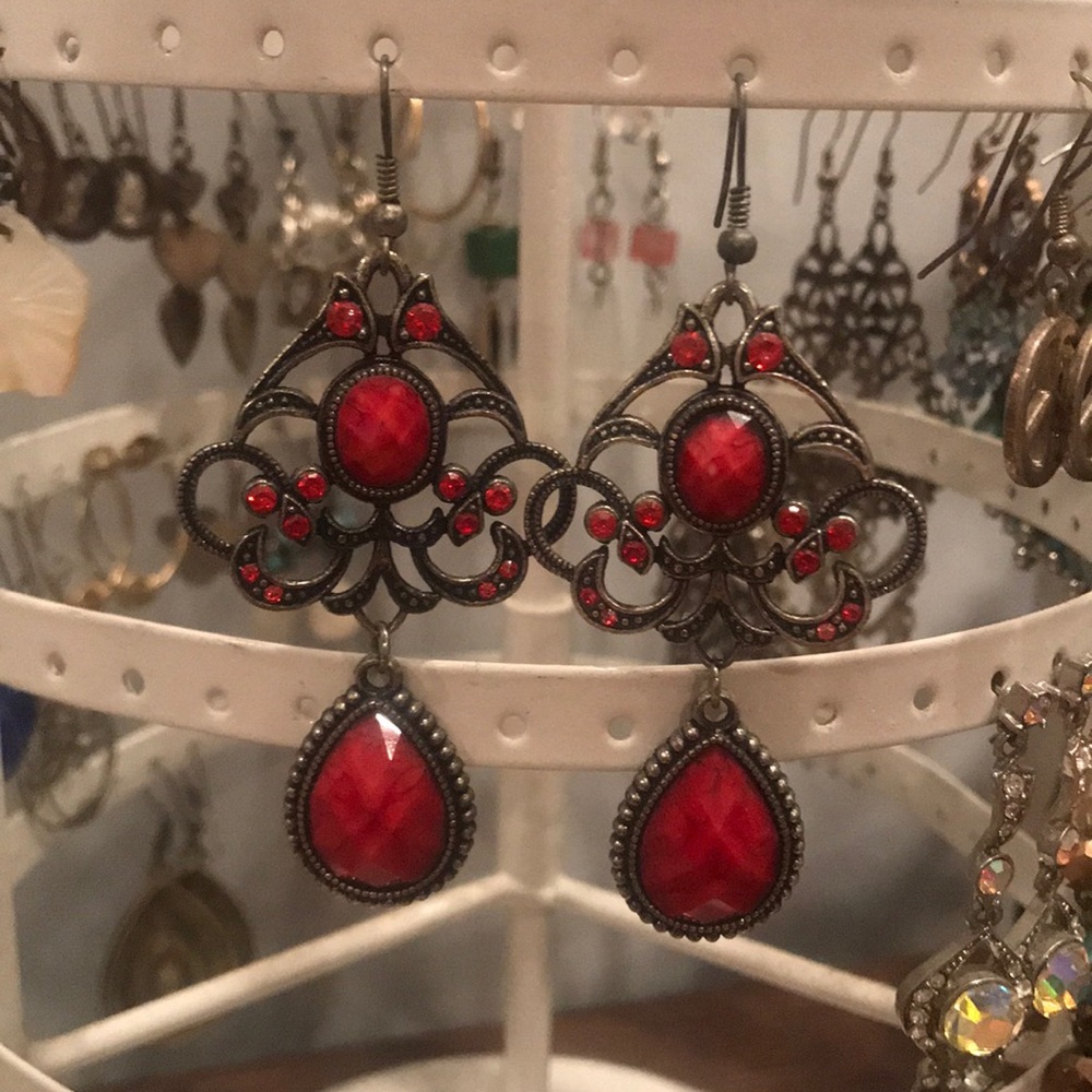 Dangling earrings with red gemstones